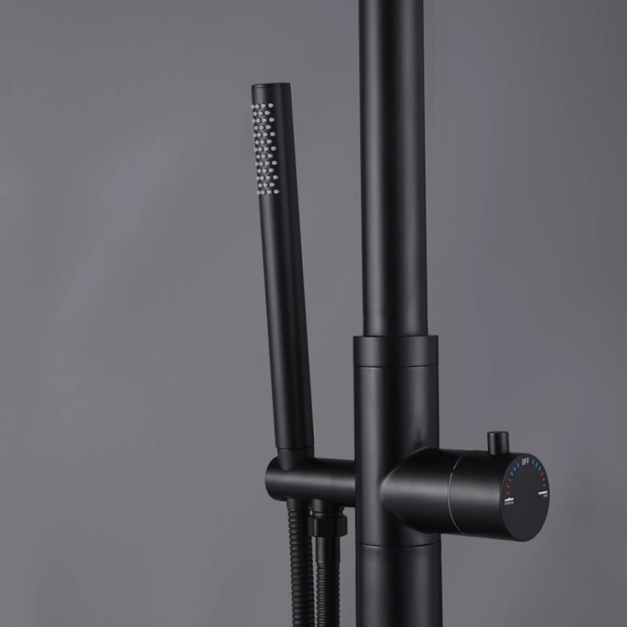 Curved Freestanding Outdoor Shower - Matte Black